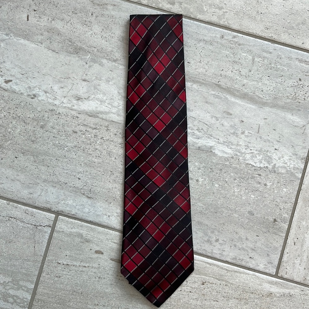 Claiborne tie black red grey